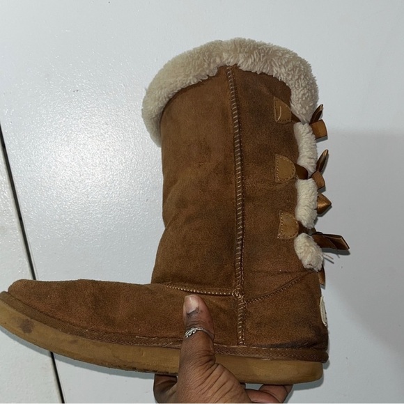 UGG Tan Boots with Cream Shearling and Bows - Picture 2 of 3